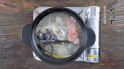 放豆腐、海鮮菇繼續(xù)中小火煮5分鐘。